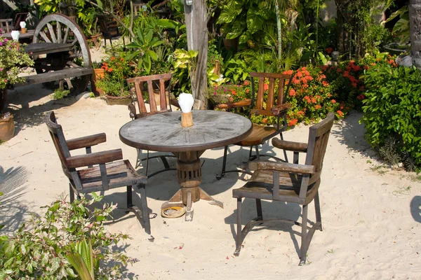 Mesa e cadeiras em um jardim tropical — Fotografia de Stock