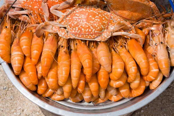 Cooked crabs and shrimps on the market — Stock Photo, Image
