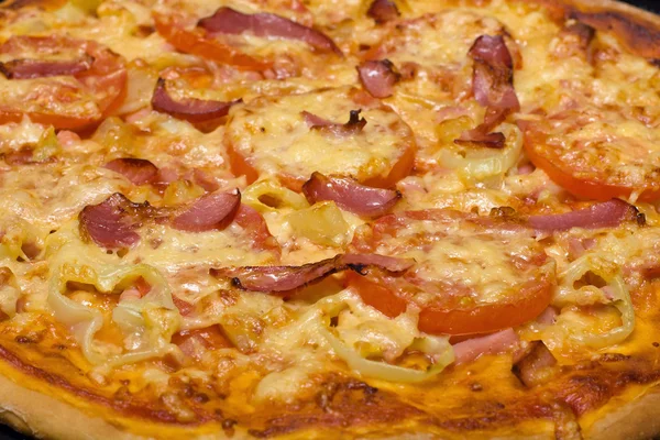 Крупный план домашней пиццы — стоковое фото