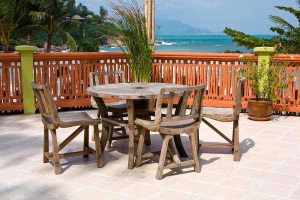 Bord och stolar med vacker havsutsikt . — Stockfoto