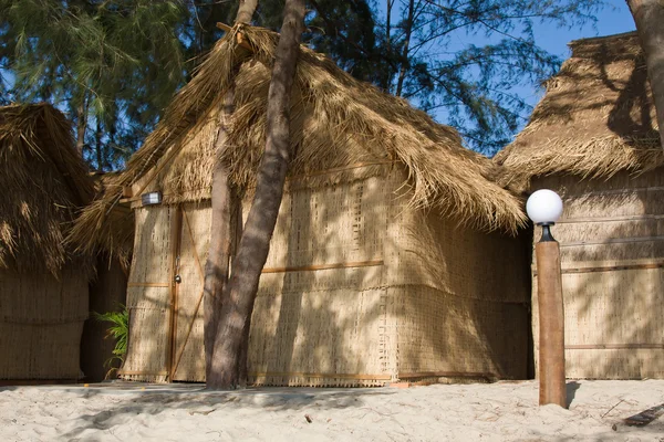 Casa tropical en la playa — Foto de Stock