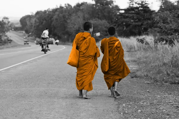Des moines cambodgiens marchent sur la route — Photo
