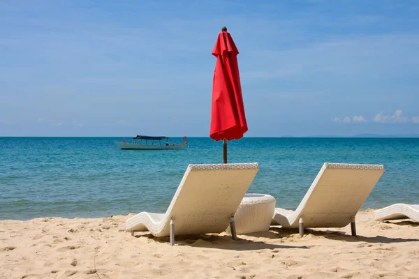 Liegestühle mit Sonnenschirm — Stockfoto