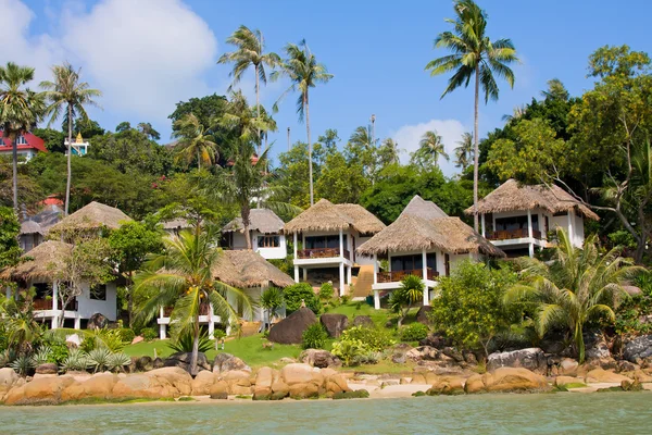 Tropische huis op het strand — Stockfoto