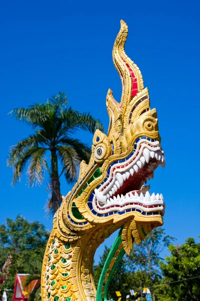 Bir tapınak Tayland ejderha heykeli — Stok fotoğraf