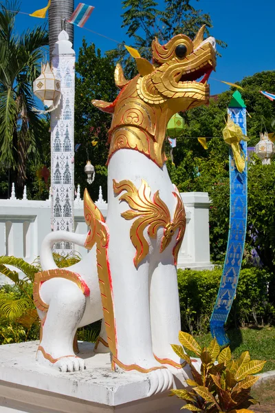 Статуя дракона в храме в Таиланде — стоковое фото