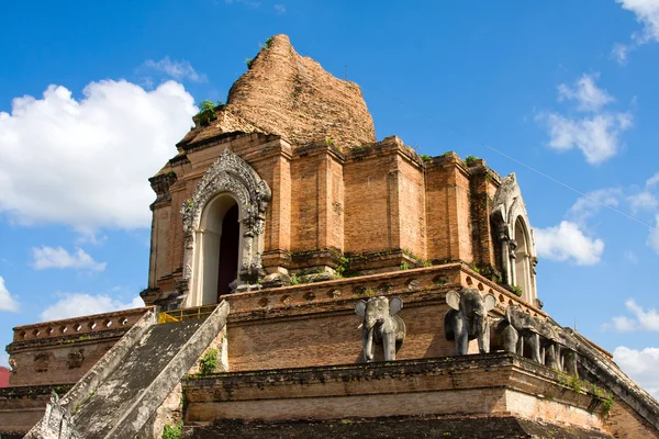 Pagoda ruinosa en Wat Jedi Laung, Tailandia — Foto de Stock