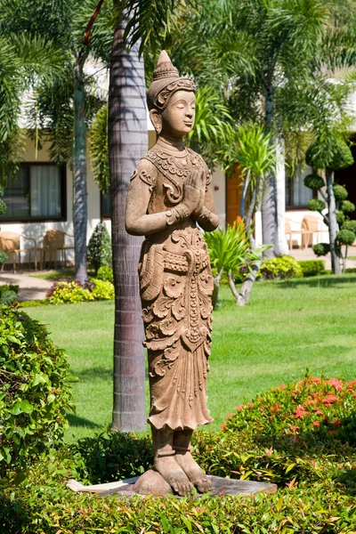 Buddha heykeli zen bahçesinde — Stok fotoğraf