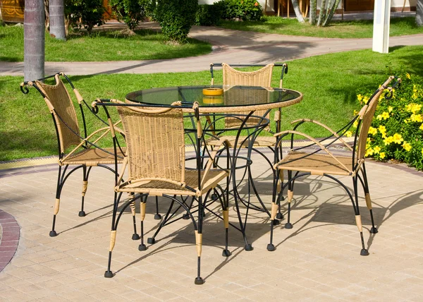 Terrasse avec table et chaises — Photo