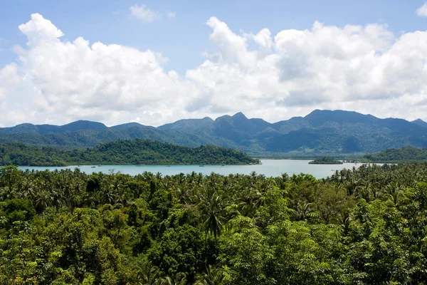 チャン島の近くの小さな熱帯の島の風光明媚なビュー — ストック写真