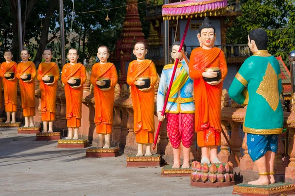 L'immagine dei monaci in un tempio buddista — Foto Stock