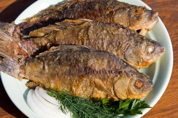 Κυπρίνος τηγανητά ψάρια στο πιάτο — Φωτογραφία Αρχείου