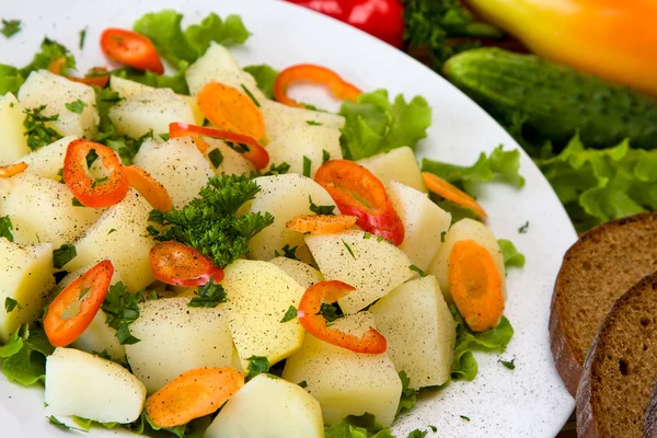 Gekochte Kartoffeln mit Gemüse — Stockfoto