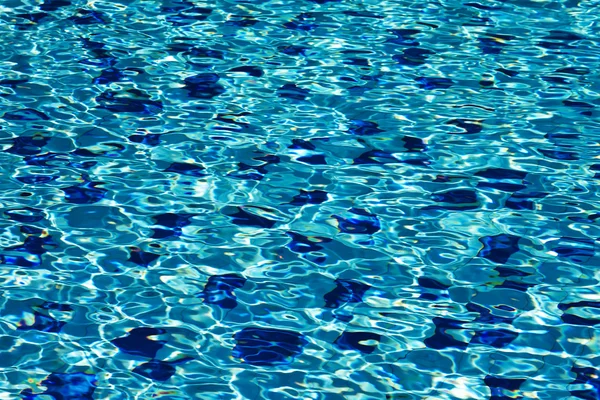 Schwimmbad mit sonnigen Reflexen — Stockfoto