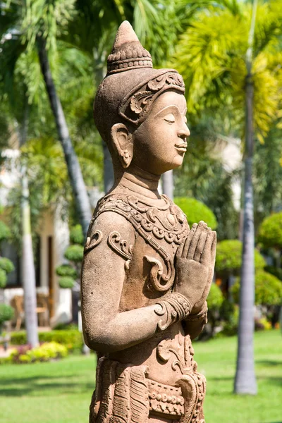 Statue de Bouddha dans le jardin — Photo