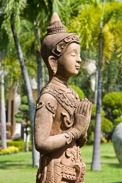 Buddha heykeli zen bahçesinde — Stok fotoğraf