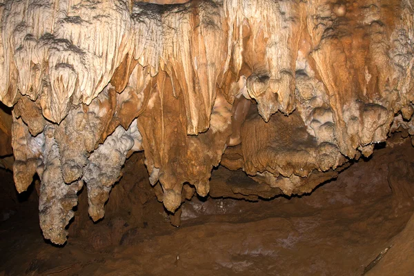 Stalaktiter i en grotta chiang dao, thailand — Stockfoto