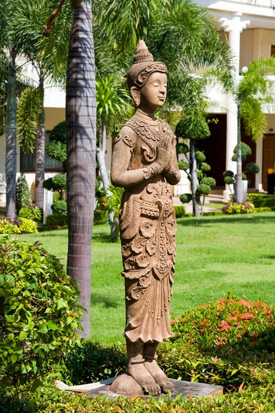 Estatua de Buda en jardín — Stockfoto