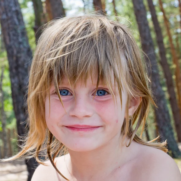 Retrato de um pouco bonito rindo menina — Fotografia de Stock
