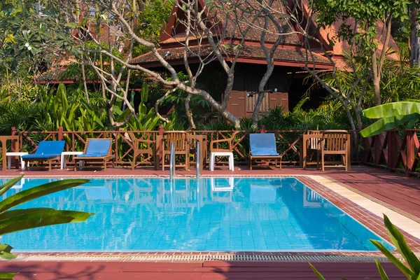 Luxueuse piscine dans un jardin tropical — Photo