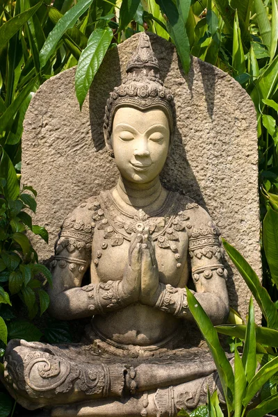 Socha Buddhy v zahradě — Stock fotografie