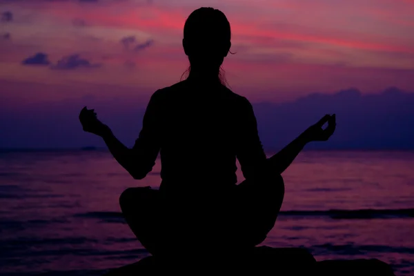 Frisk kvinna gör yoga utomhus, solnedgång över havet — Stockfoto