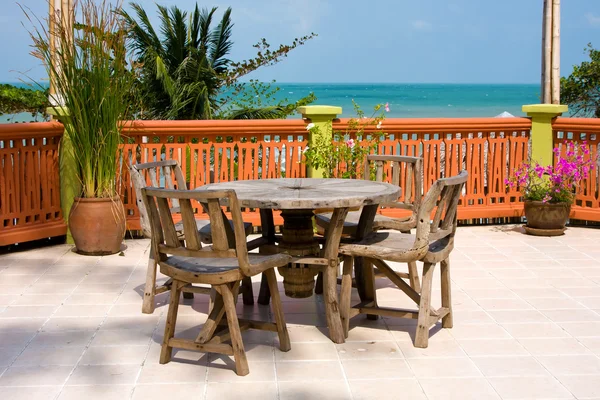 Stół i krzesła z pięknym widokiem na morze . — Zdjęcie stockowe