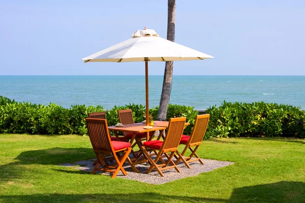 De instelling van de tabel bij restaurant aan het strand — Stockfoto