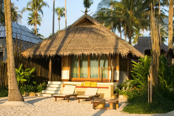 Krásné tropické pláži bungalov — Stock fotografie