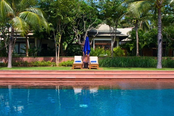 Luxurious swimming pool — Stock Photo, Image