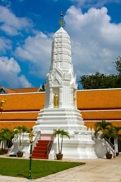 Biała pagoda w Tajlandii świątyni — Zdjęcie stockowe