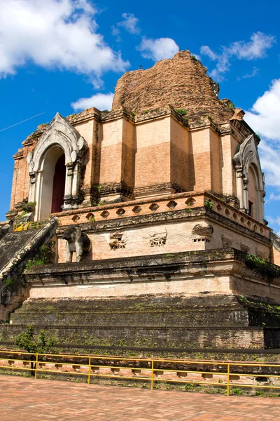 Viran pagoda içinde wat jedi laung, Tayland — Stok fotoğraf