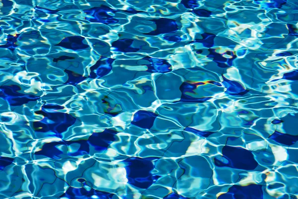 Πισίνα με ηλιόλουστη αντανακλάσεις — Φωτογραφία Αρχείου