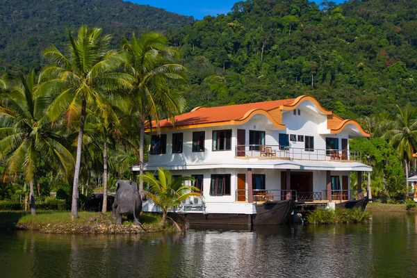 Tropische hotel in de jungle, thailand — Stockfoto