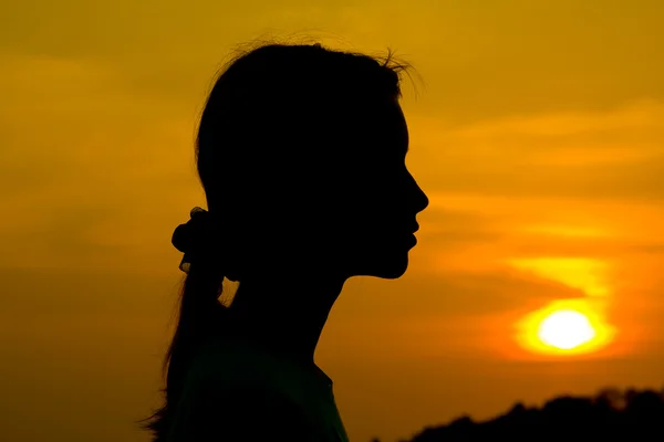 Silueta dívky při západu slunce — Stock fotografie
