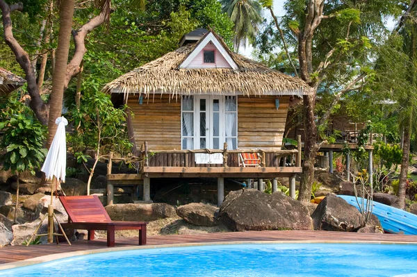 Bella casa sulla spiaggia tropicale — Foto Stock