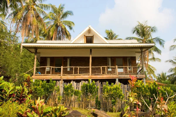 Dom w pięknej tropikalnej plaży — Zdjęcie stockowe