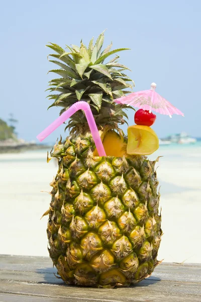 Тропический коктейль на пляже — стоковое фото