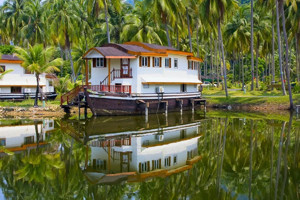 Tropische hotel in de jungle, thailand — Stockfoto