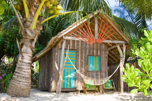 Dom na tropikalnej plaży — Zdjęcie stockowe