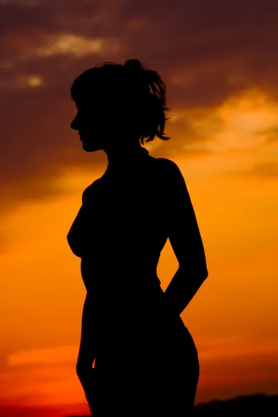 Sziluett naplementekor lány — Stock Fotó