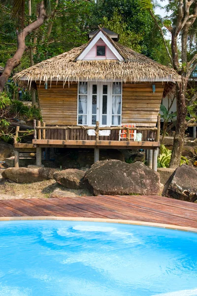 Bella casa sulla spiaggia tropicale — Foto Stock