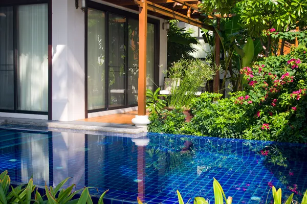 Swimming pool in house. Таиланд  . — стоковое фото