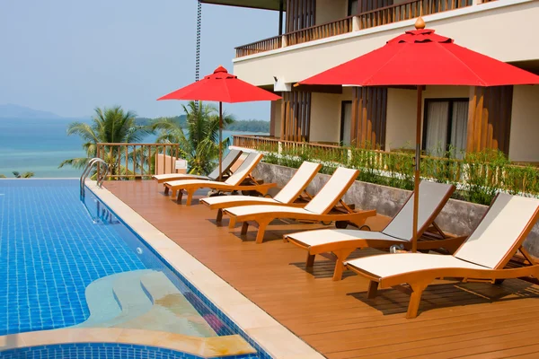 Zwembad in de buurt van de zee, thailand. — Stockfoto