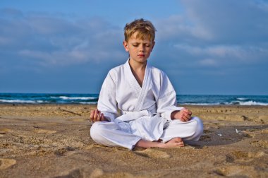 Karate çocuk meditasyon