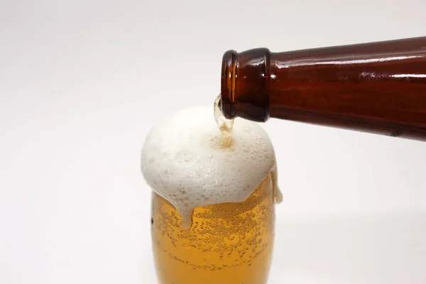 Goldenes Bier und braune Flasche — Stockfoto