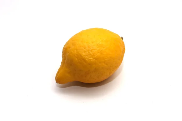Gul citron på vit — Stockfoto