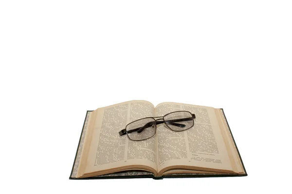 眼镜躺上打开的书 — 图库照片