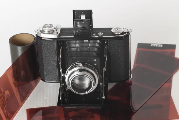 Una cámara plegable vintage con un poco de película — Foto de Stock