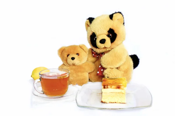 Dos osos de juguete y pastel —  Fotos de Stock